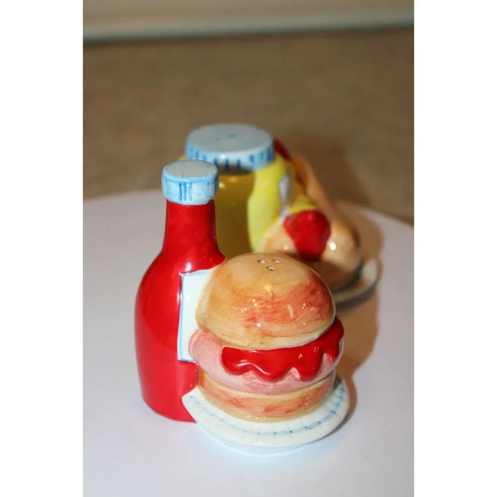 Salt & Pepper Shakers - Hamburger w/Ketchup and Hot Dog w/Mustard Large.